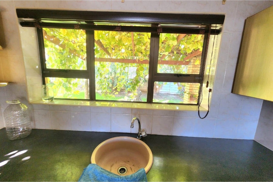 6 Bedroom Property for Sale in Wavecrest Eastern Cape
